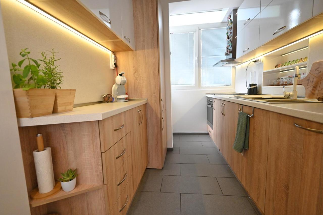 Modern Central 2-Bedroom Apartment With Parking Varna Exterior photo