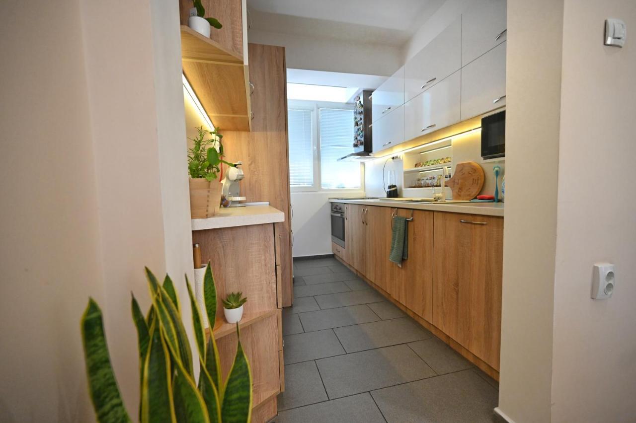 Modern Central 2-Bedroom Apartment With Parking Varna Exterior photo